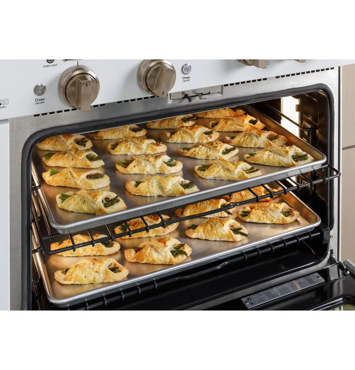 Cafe C2Y366P3TD1 Caf(eback)™ 36" Smart Dual-Fuel Commercial-Style Range with 6 Burners (Natural Gas)