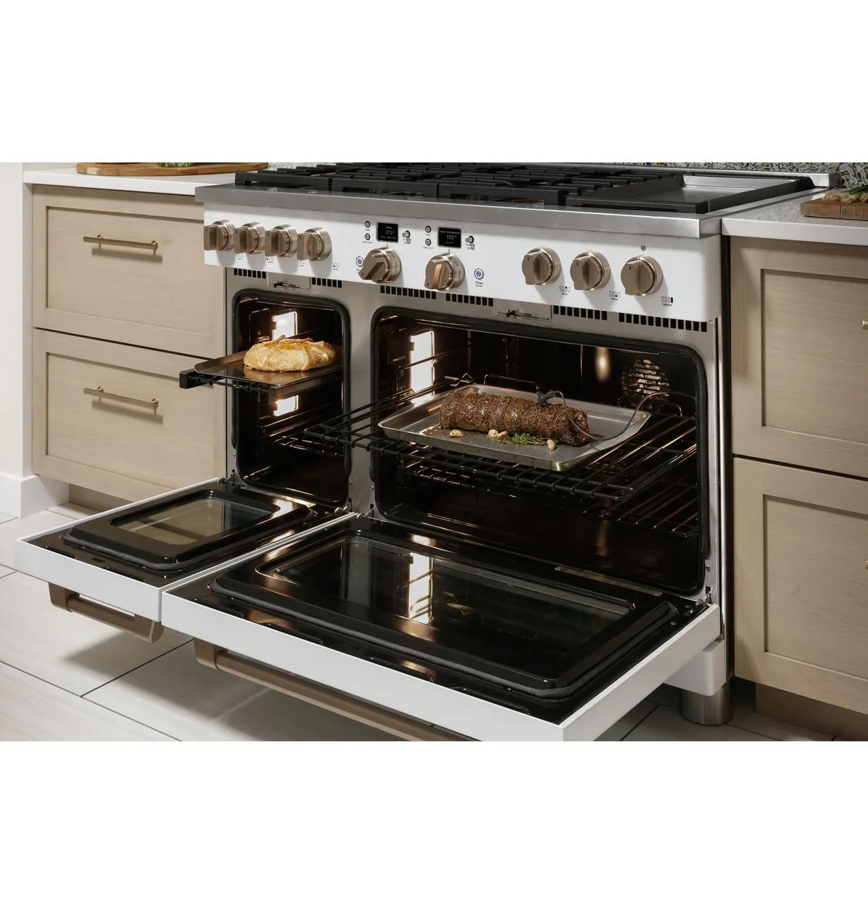 Cafe C2Y486P2TS1 Caf(eback)™ 48" Smart Dual-Fuel Commercial-Style Range with 6 Burners and Griddle (Natural Gas)