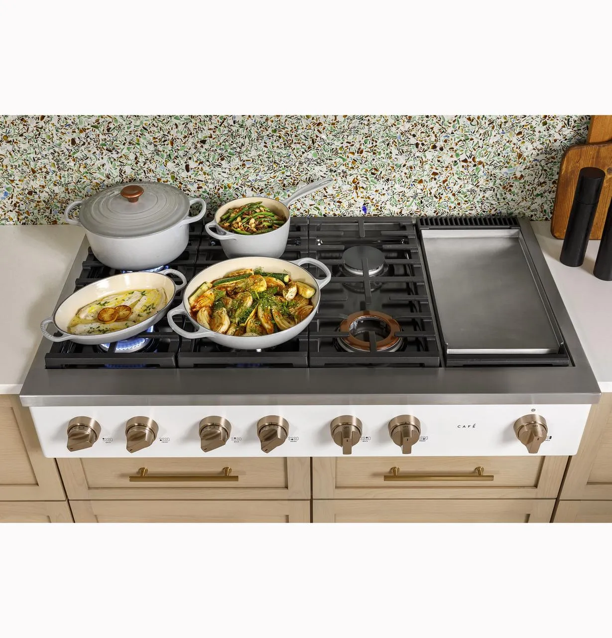 Cafe CGU486P2TS1 Caf(eback)™ 48" Commercial-Style Gas Rangetop with 6 Burners and Integrated Griddle (Natural Gas)