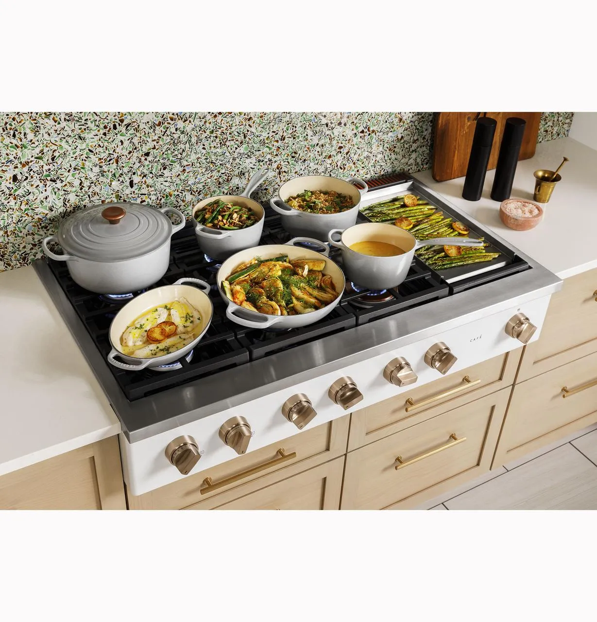 Cafe CGU486P2TS1 Caf(eback)™ 48" Commercial-Style Gas Rangetop with 6 Burners and Integrated Griddle (Natural Gas)