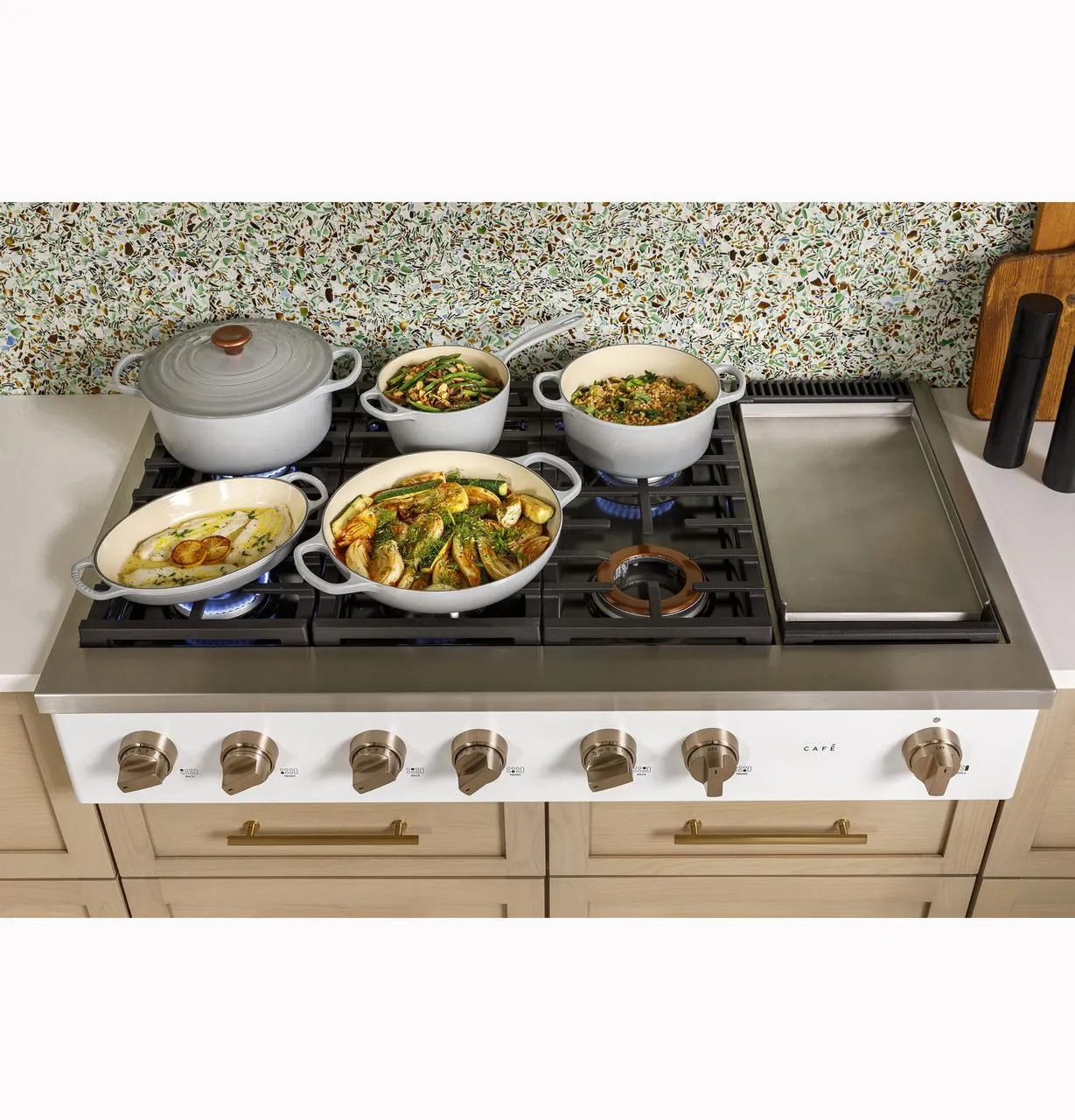 Cafe CGU486P2TS1 Caf(eback)™ 48" Commercial-Style Gas Rangetop with 6 Burners and Integrated Griddle (Natural Gas)