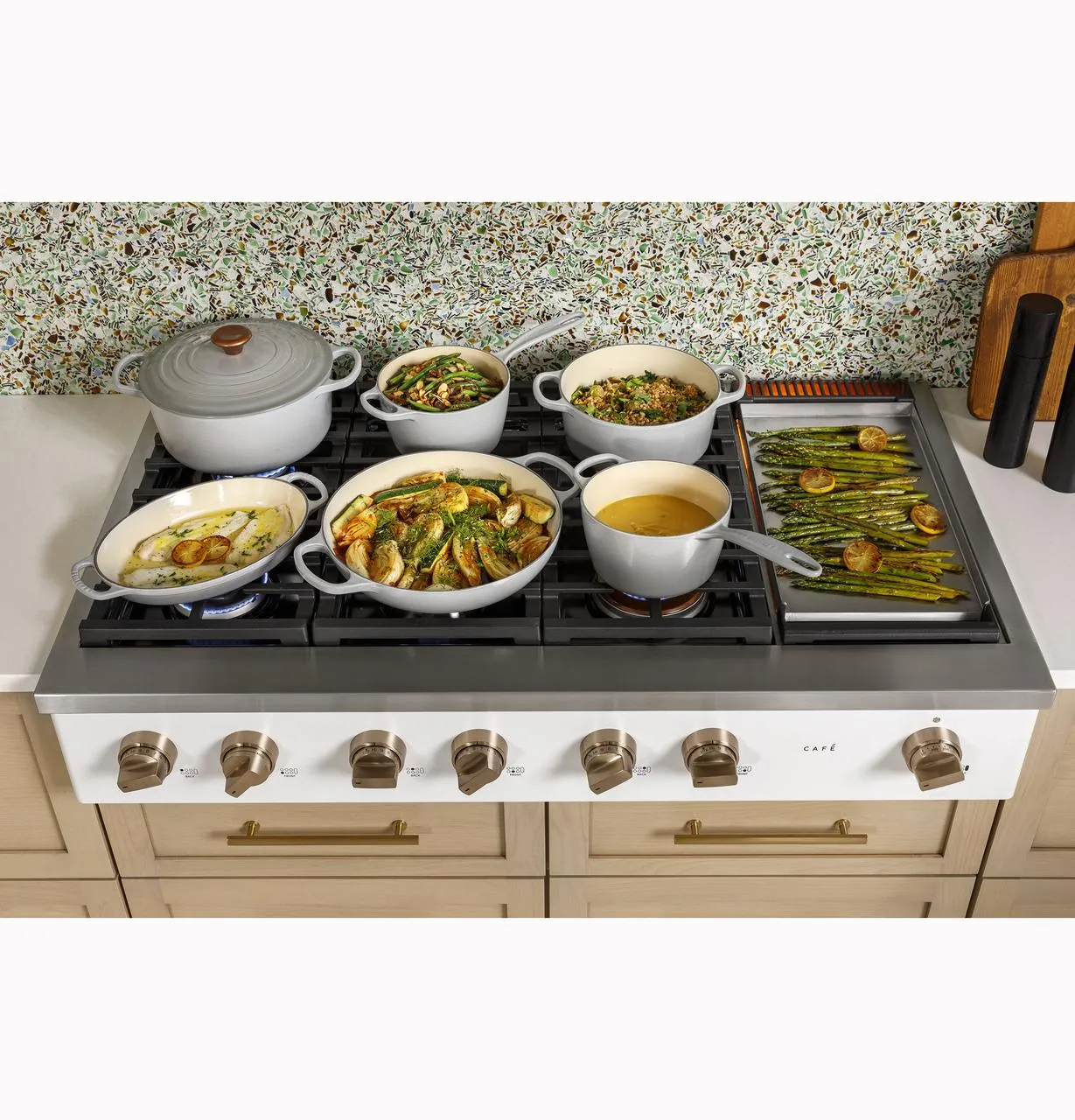 Cafe CGU486P2TS1 Caf(eback)™ 48" Commercial-Style Gas Rangetop with 6 Burners and Integrated Griddle (Natural Gas)