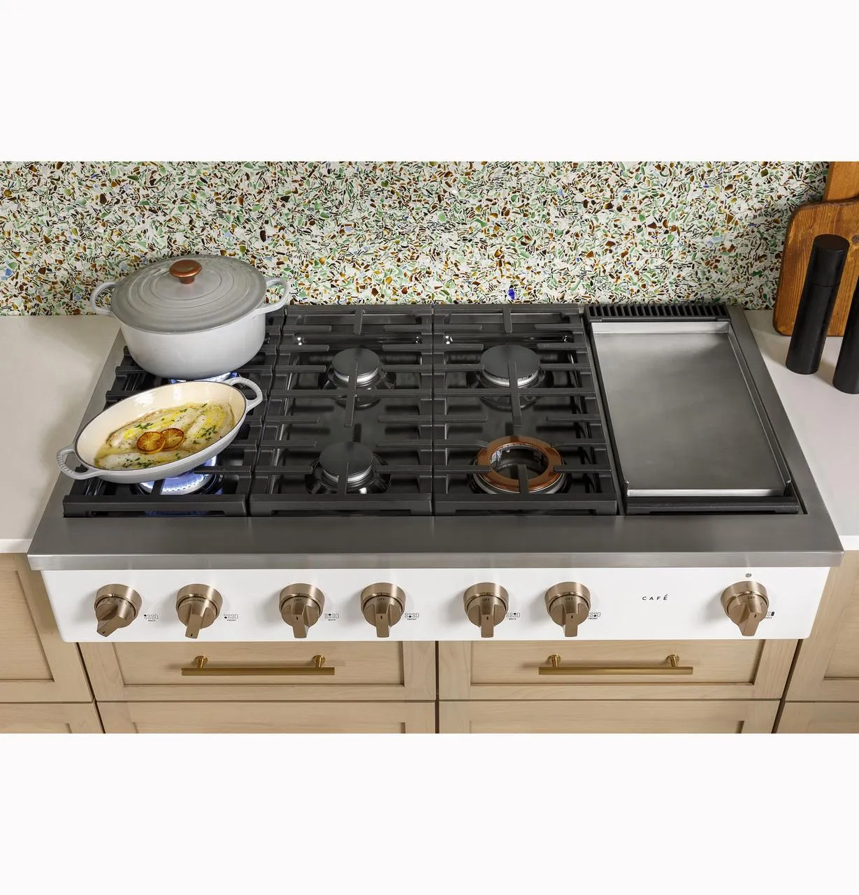 Cafe CGU486P3TD1 Caf(eback)™ 48" Commercial-Style Gas Rangetop with 6 Burners and Integrated Griddle (Natural Gas)