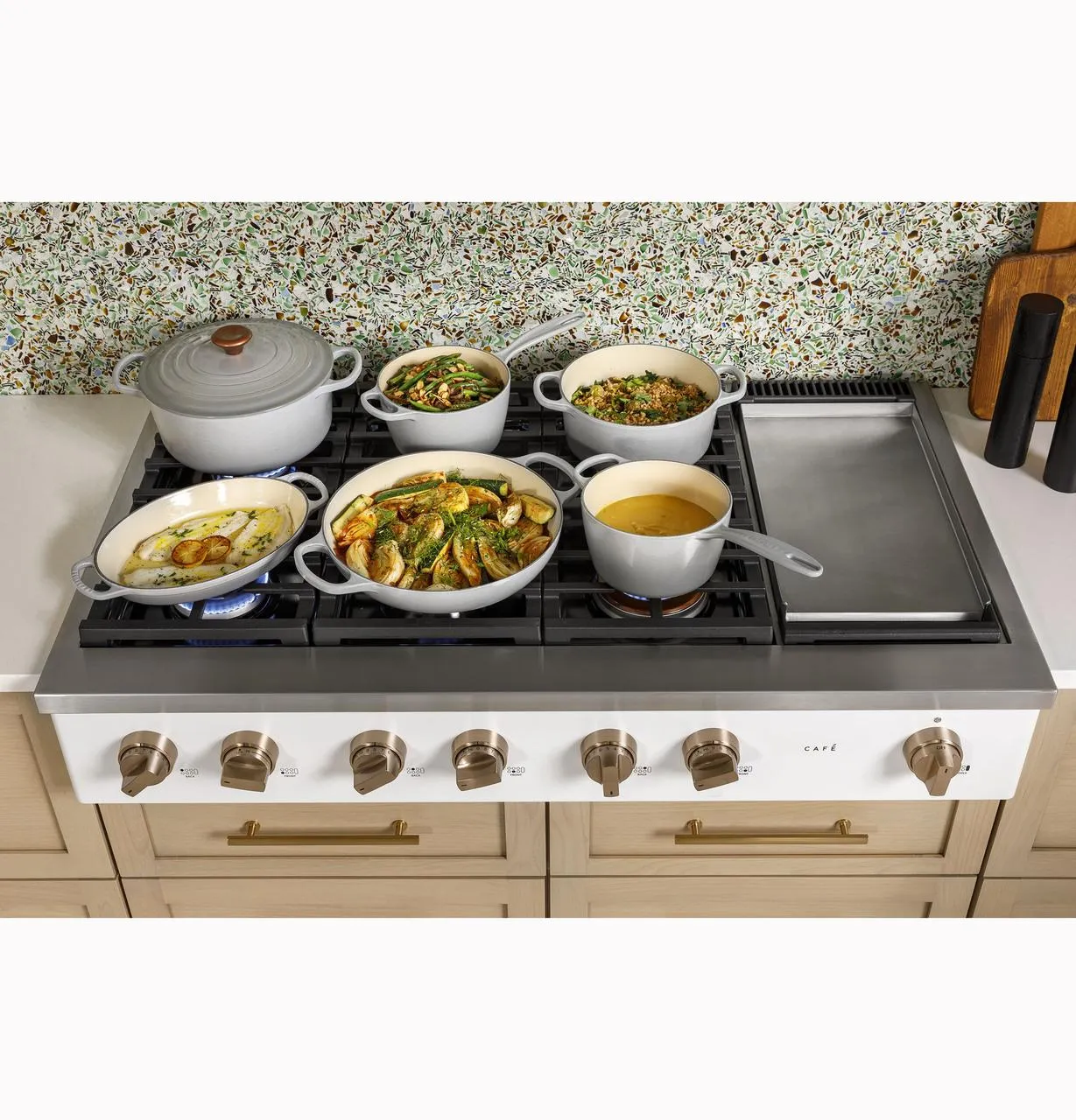 Cafe CGU486P3TD1 Caf(eback)™ 48" Commercial-Style Gas Rangetop with 6 Burners and Integrated Griddle (Natural Gas)