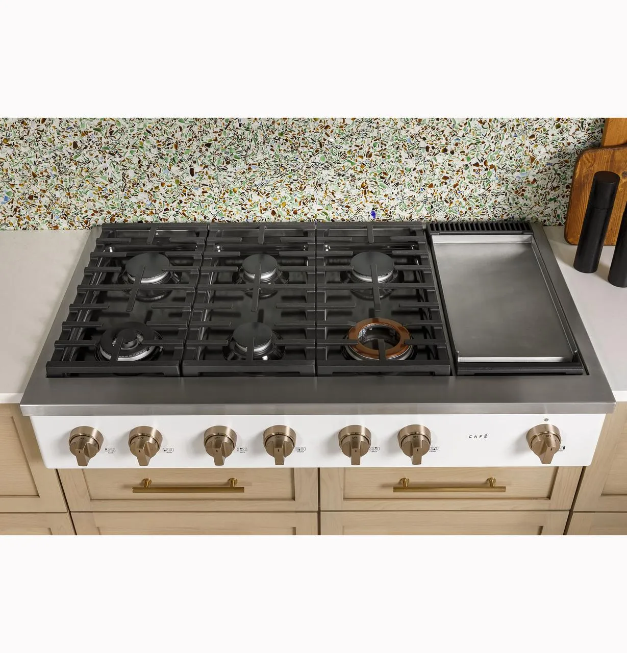 Cafe CGU486P4TW2 Caf(eback)™ 48" Commercial-Style Gas Rangetop with 6 Burners and Integrated Griddle (Natural Gas)