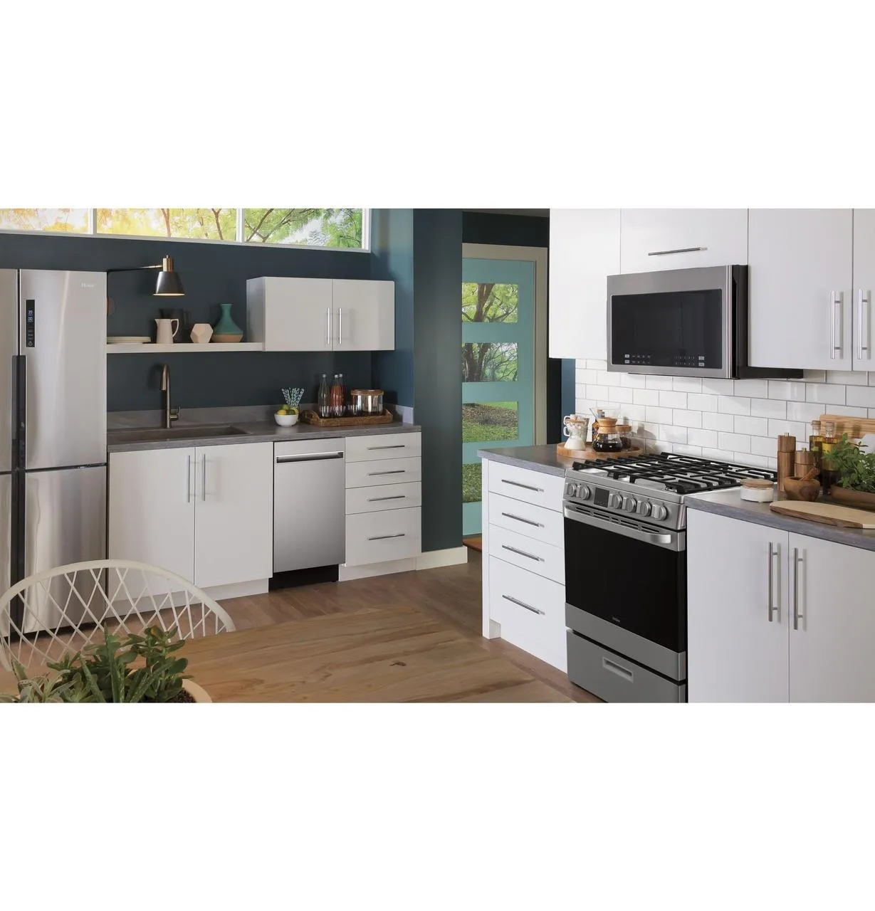 Haier QGAS740RMSS 24" 2.9 Cu. Ft. Gas Free-Standing Range with Convection and Modular Backguard